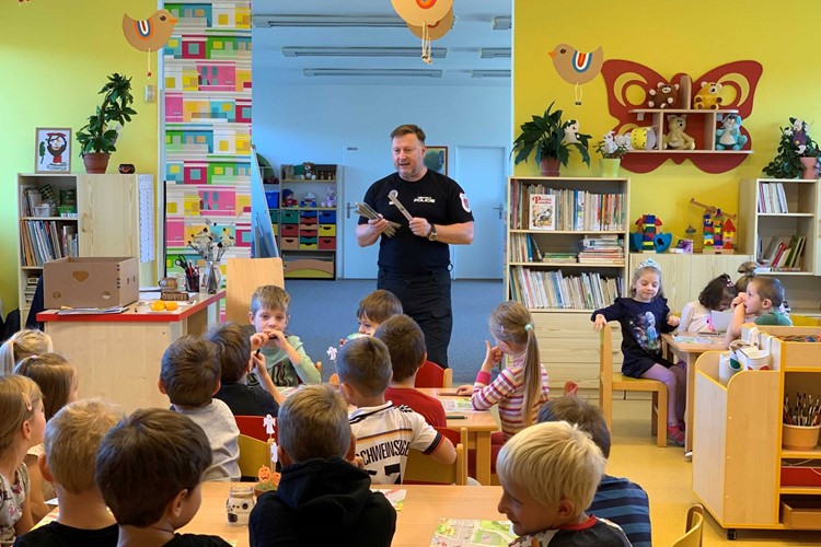 Strážníci navštívili děti v mateřské škole
