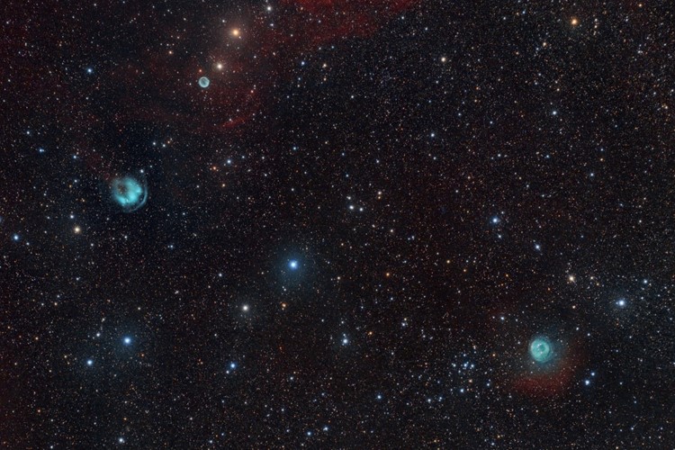 Titul Česká astrofotografie měsíce za říjen 2023 obdržel snímek „Tři planetární mlhoviny“, jehož autorem je Evžen Brunner
