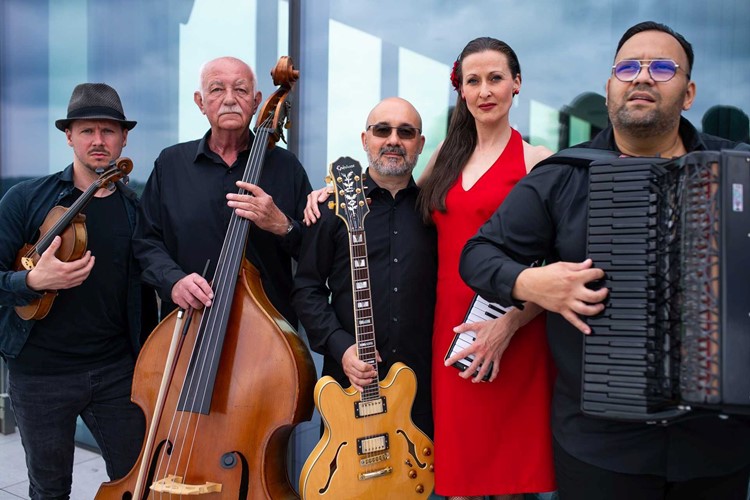 Zažijte adventní koncert plný emocí s kapelou akordeonisty Vojty Szabó  a zpěvačkou Lucií Siposovou