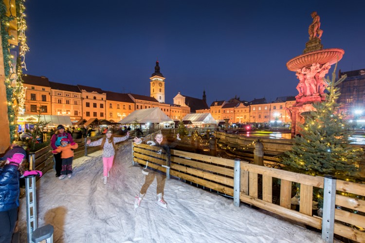 Začíná budějovický advent. Nasvícená zoo láká tisíce návštěvníků, vánoční atmosféru navodí i na výstavišti