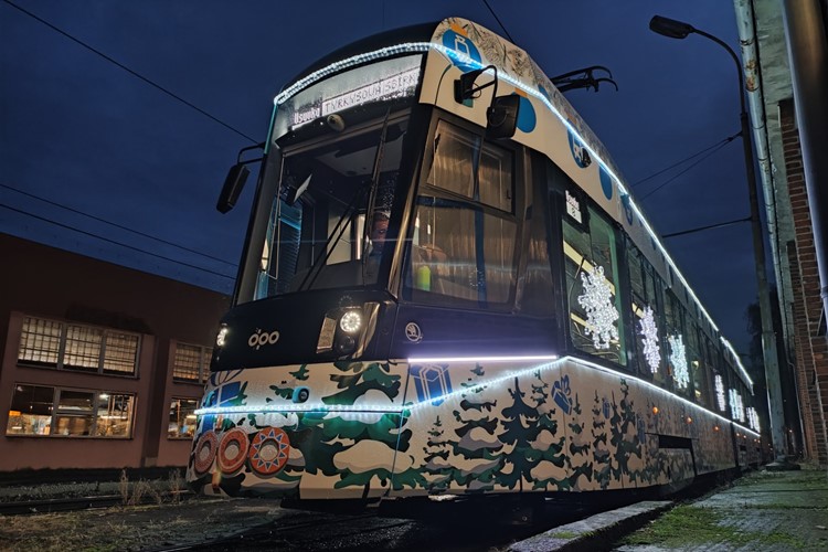 Vyjela vánoční tramvaj DPO, první jízdou podpořila Tyrkysovou sbírku