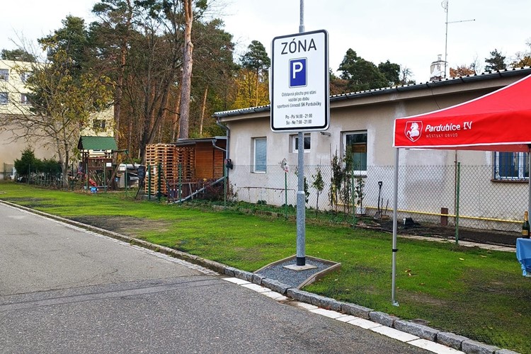 Před fotbalovým hřištěm v Pardubičkách vyrostla odstavná plocha pro jednadvacet vozidel