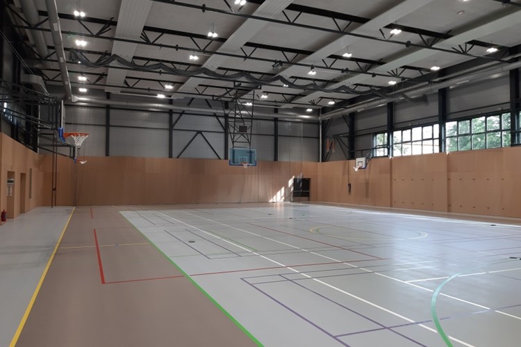 Třinecké gymnázium má novou moderní tělocvičnu. Změnilo se i venkovní sportoviště