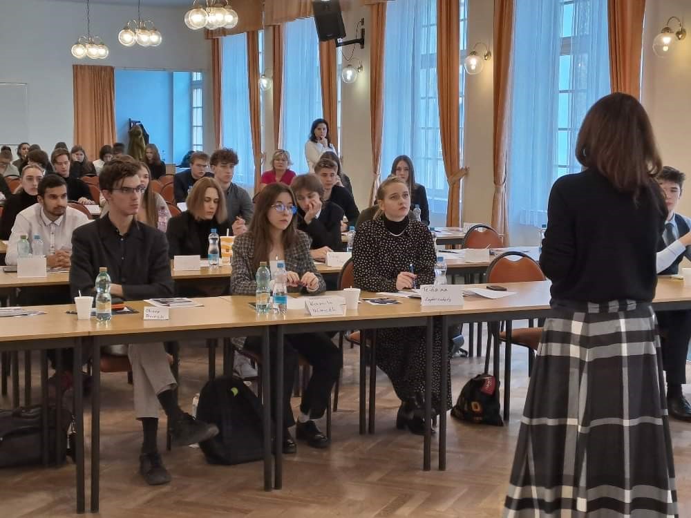 Studenti vstoupili do role zastupitelů v Karlových Varech.