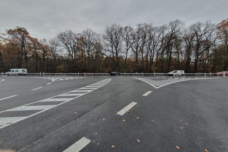 U Úval u Prahy byla dokončena přestavba dvou křižovatek na jednu