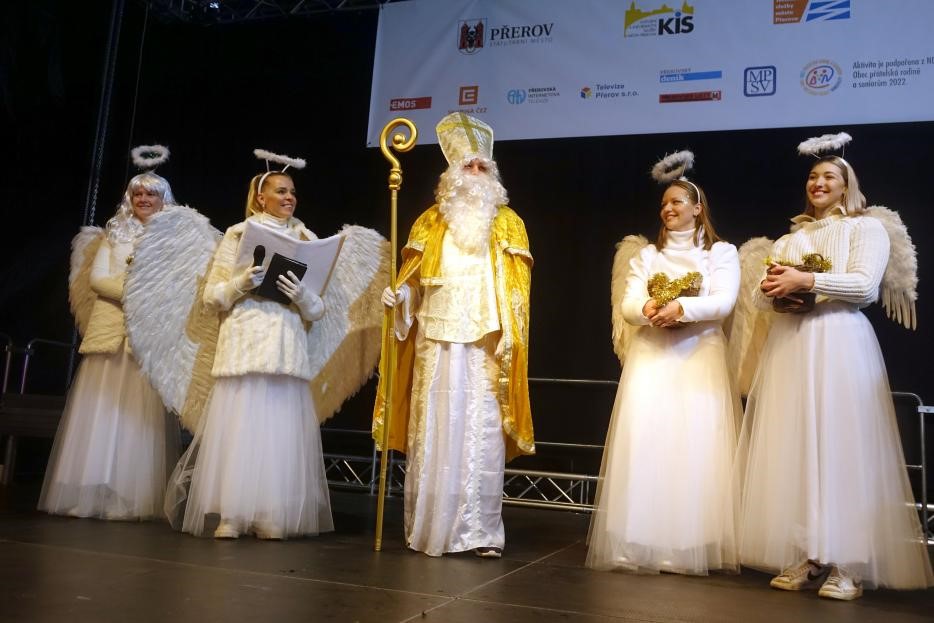 Přerovské děti mohou začít s výrobou masek čertů a andělů. Kdo přijde do průvodu, dostane od Mikuláše balíček se sladkostmi.