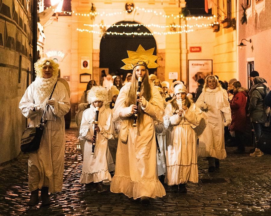 Andělský průvod Českým Krumlovem.