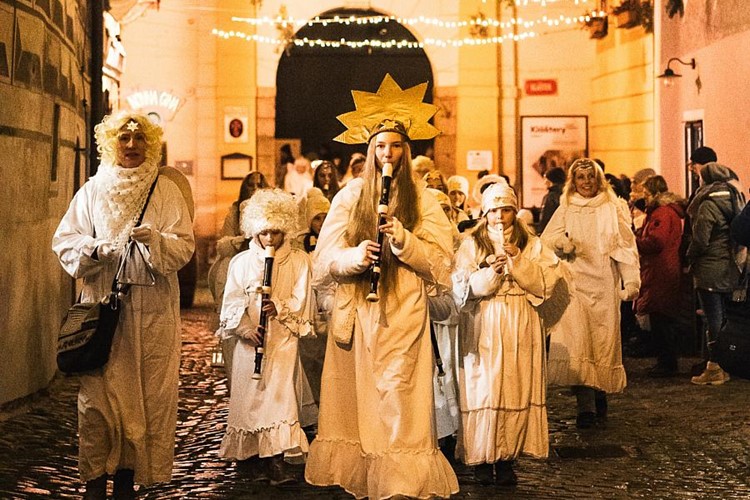 Adventní Český Krumlov bude andělský a pohádkový. Děti potěší Mikulášská nadílka i Ježíškova pošta, dospělé vánoční trh i koncerty