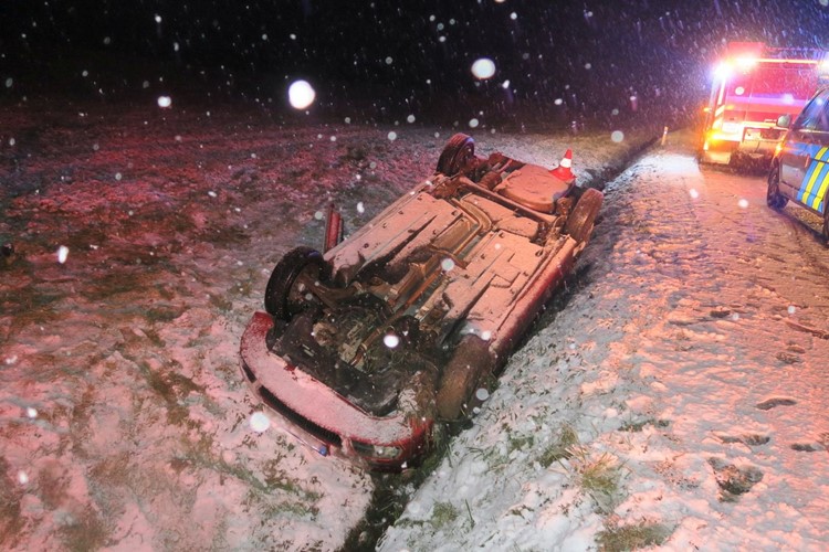 Pozor na cestách, další auto skončilo na střeše