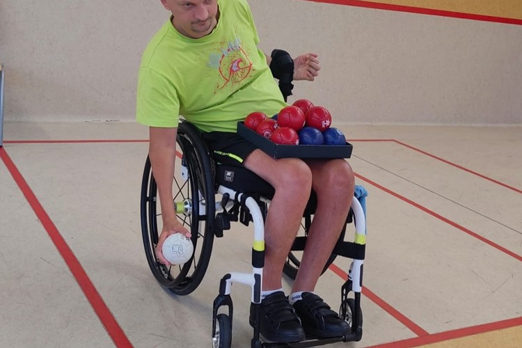 35letému Jiřímu z Nýdku, který je po těžké autonehodě upoután na invalidní vozík, nadělila Nadace AGEL peníze na nové boccia míče
