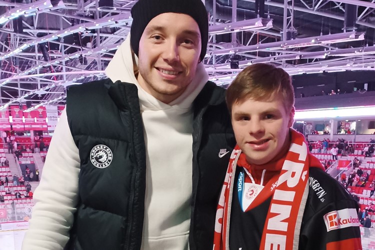 Mladému fanouškovi Ocelářů zatleskala v Třinci celá hala