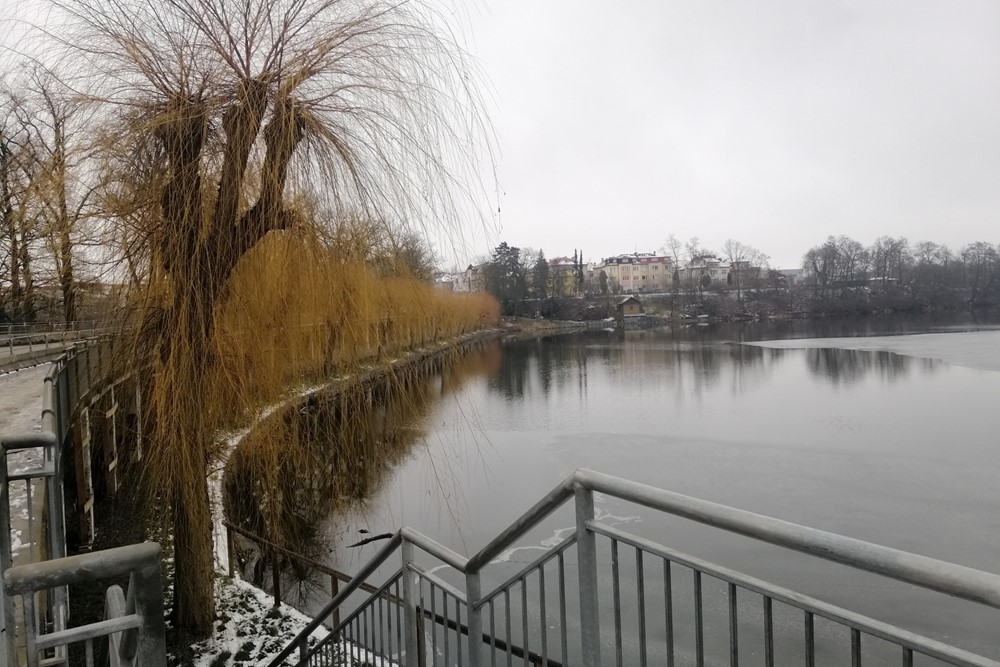 Lávka na návodní straně hráze Jordánu.