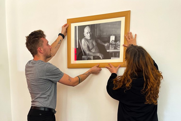Fotografie známých umělců budou v následujících týdnech zdobit nový prostor Domu kultury Šumperk
