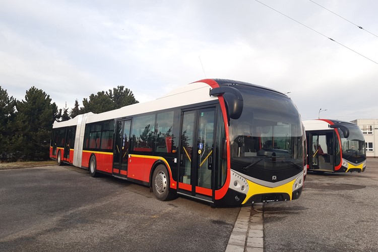 Po Hradci jezdí deset nových autobusů MHD