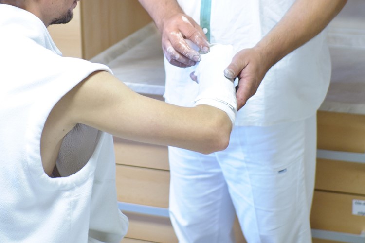 Lidé s úrazy po pádu na ledovce zaplnili chirurgickou ambulanci