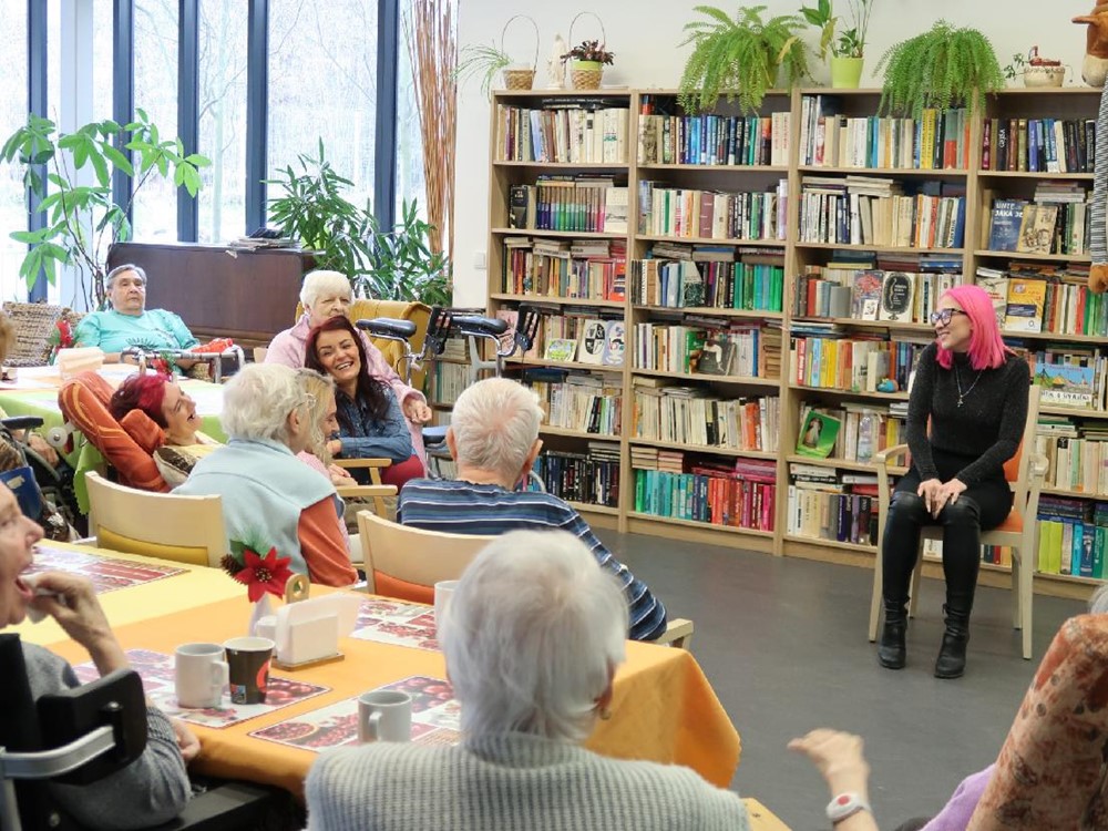 Klientce havířovského SeniorCentra SeneCura Kamile Fridriškové se splnilo přání. Navštívila ji totiž zpěvačka a vítězka pěvecké soutěže Česko Slovenská Superstar z roku 2018 Tereza Mašková.