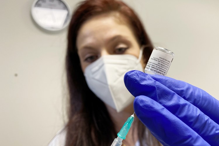 Přes 80 tisíc aplikací a často i 600 lidí denně. To jsou statistiky očkovacího centra Nemocnice AGEL Valašské Meziříčí, které nyní ukončuje svou činnost