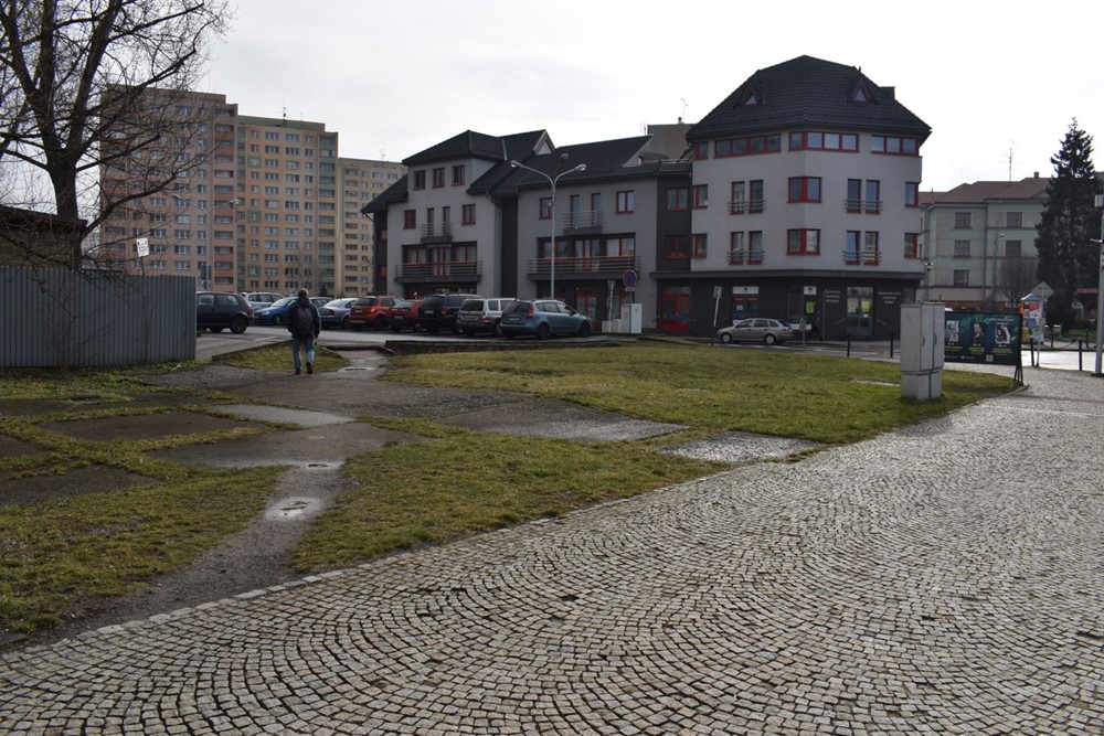 Nároží u kruhové křižovatky na třídě TGM ve Frýdeku-Místku.