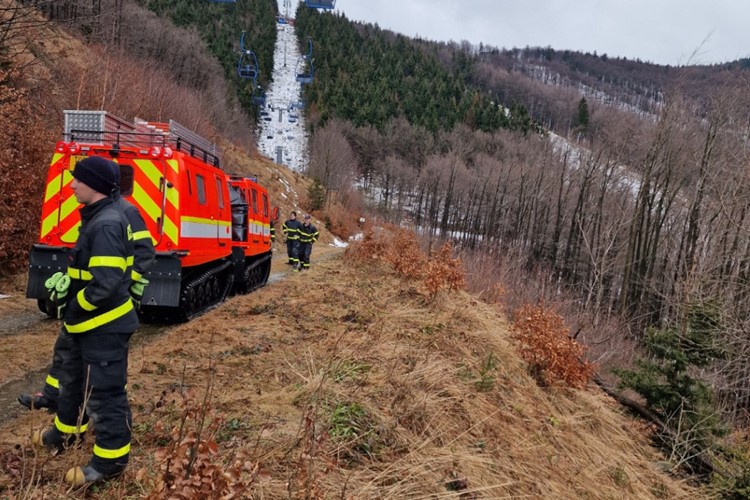 Hasiči cvičili na Pustevnách s pásovým speciálem Hägglunds