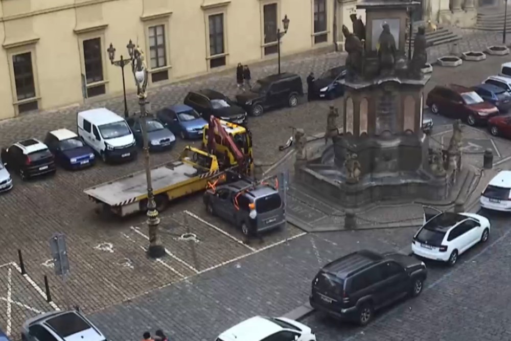 Odtah vozidla zaparkovaného na místě pro invalidy.