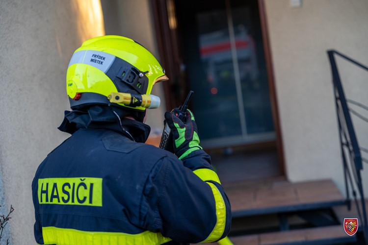 Při nočním požáru bytu ve Frýdku hasiči zachránili jednu osobu, 11 dalších dům opustilo samostatně