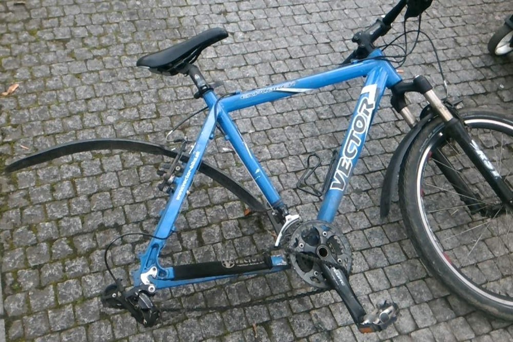 Odcizené kolo. Správné uzamčení kola je za rám.