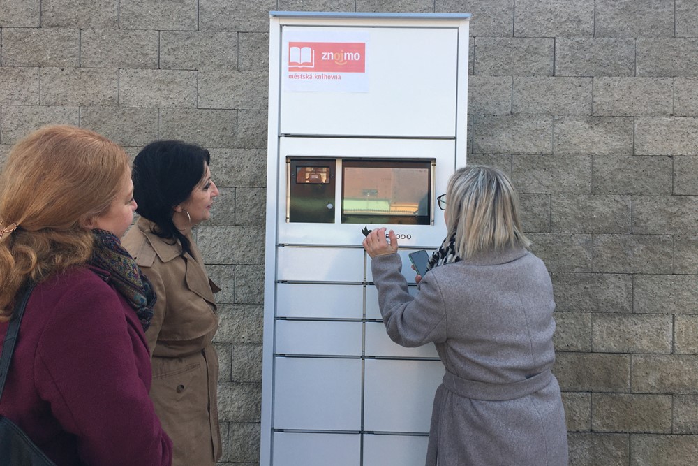 Provoz výdejního boxu knih slavnostně zahájila místostarostka Znojma Bohumila Beranová (vpravo) a ředitelka znojemské knihovny Jana Sikorová.