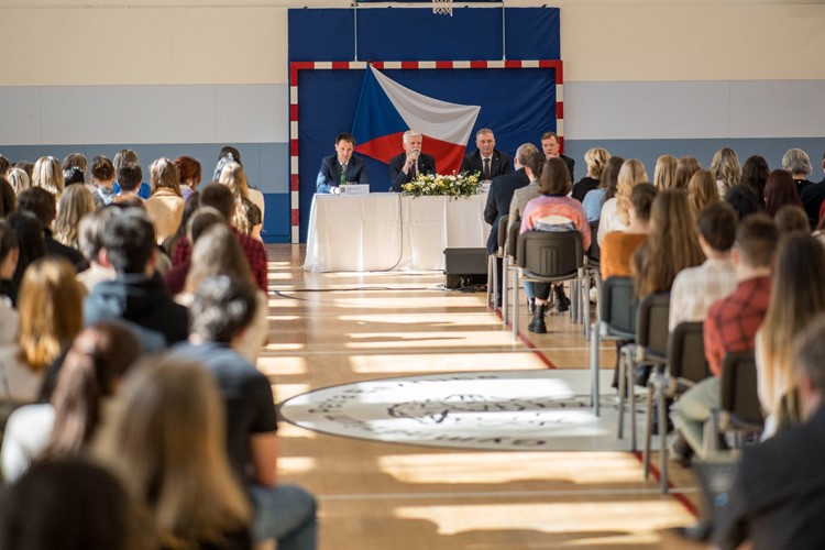 Prezident Petr Pavel besedoval se studenty v tělocvičně místeckého gymnázia