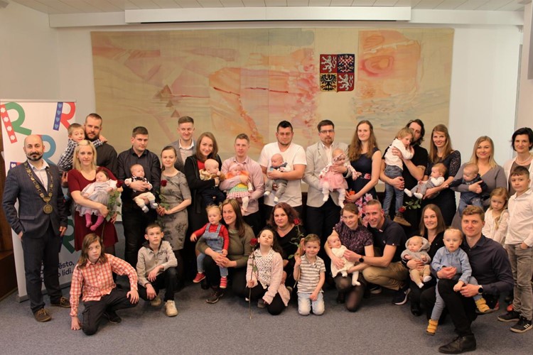 V Rožnově pod Radhoštěm přivítali 18 nových občánků
