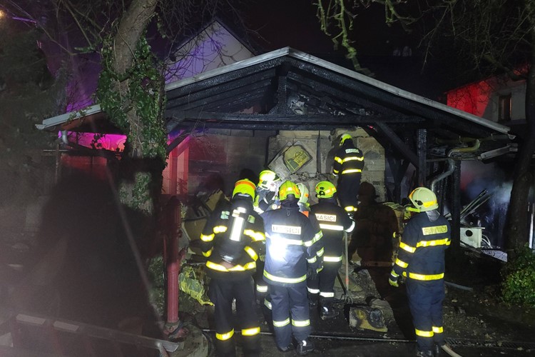 Při nočním požáru kůlny byl ohrožen i sousední penzion