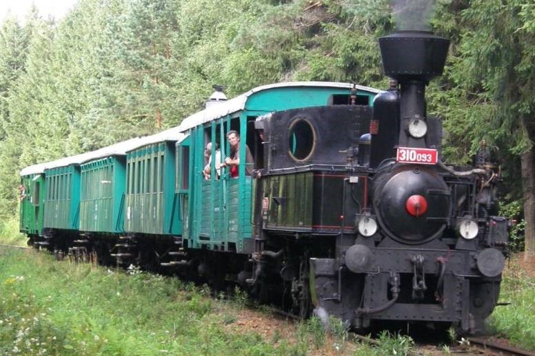 Projeďte se malebnou šumavskou krajinou. Historickými vlaky s parní lokomotivou