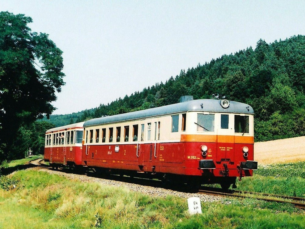 Podřipský motoráček zaveze cestující do malebné lázeňské obce i k vodnímu hradu