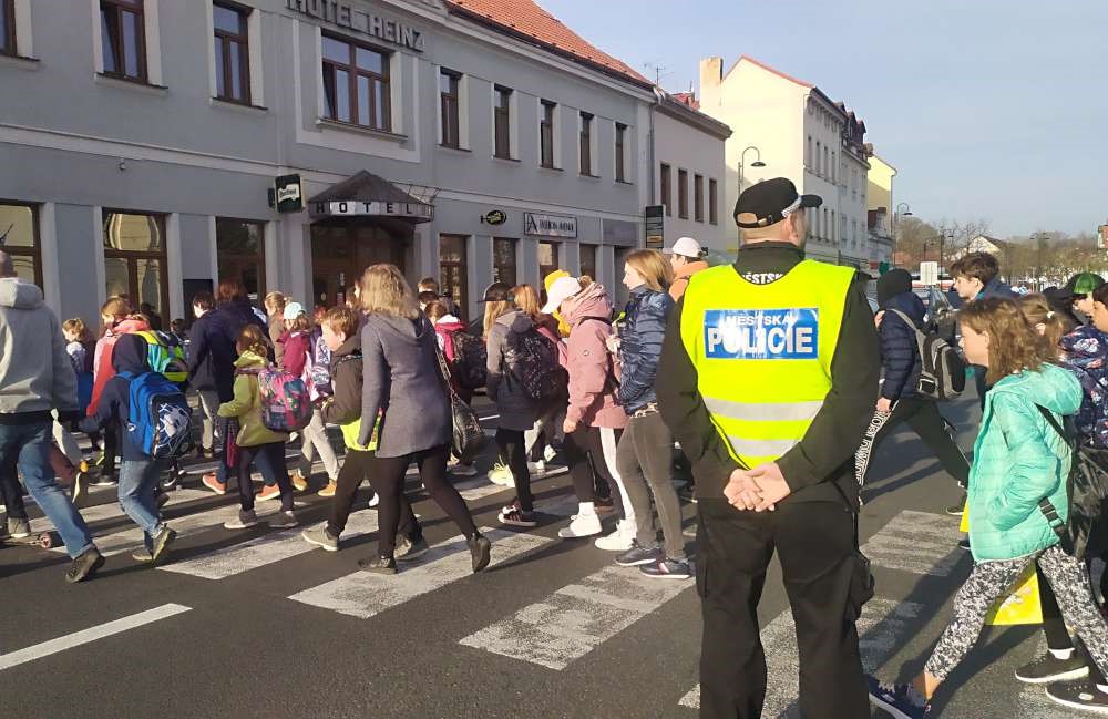Projekt Pěšky do školy má zvýšit bezpečnost dětí a chodců pohybujících se v ranní špičce na hlavní ulici v blízkosti dobříšských škol. 