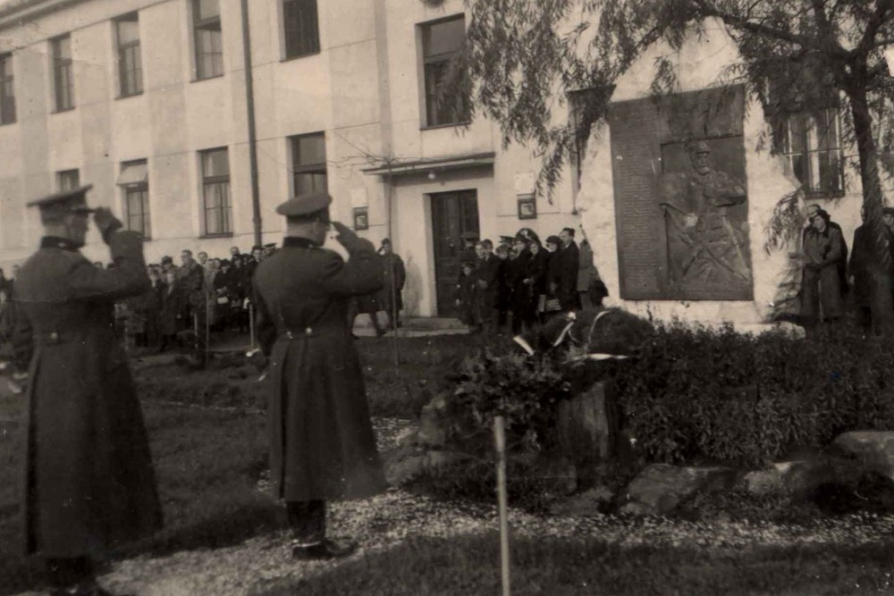 Pamětní deska byla slavnostně odhalena na nádvoří Krkonošských kasáren v Trutnově (dnešní areál Policie ČR v ulici Roty Nazdar) dne 9. května 1936.