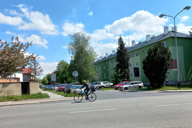 V ulicích u hřbitova budou muset řidiči stáhnout nohu z plynu a držet na tachometru „30“