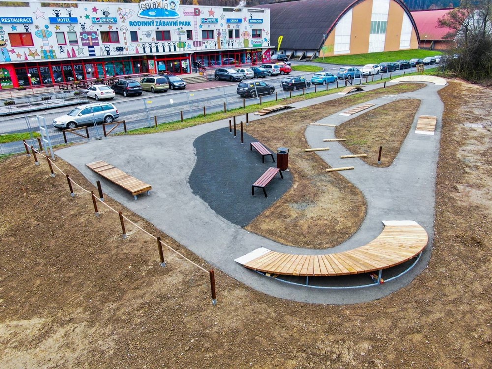 Zlínský skill park, který vznikl u cyklostezky z Vršavy do Kostelce.