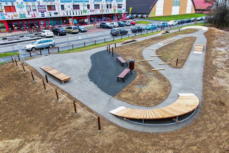 Zlín otevírá na Vršavě skill park, malé i velké cyklisty naučí překonávat překážky