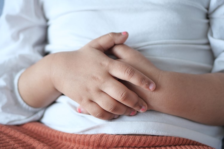 Trpí vaše dítě syndromem bolavého bříška? Na vině může být stres i špatné začlenění do kolektivu 
