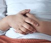 Trpí vaše dítě syndromem bolavého bříška? Na vině může být stres i špatné začlenění do kolektivu 