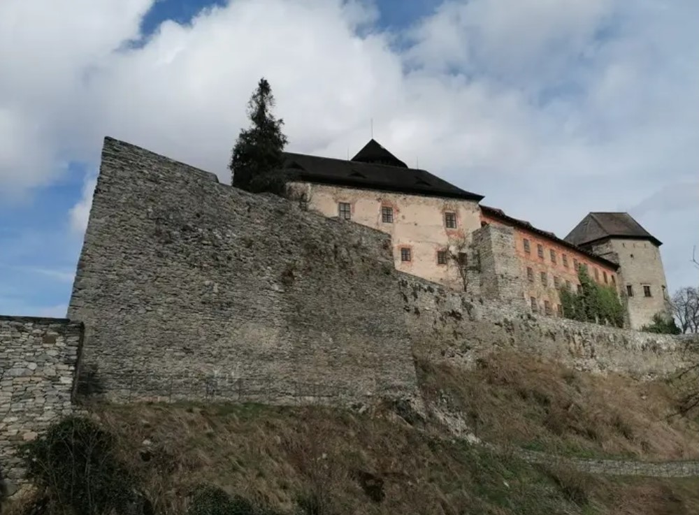 Poslední vzdor + večerní program