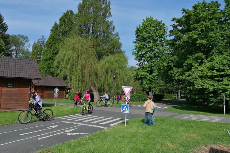 Městská policie učí děti, jak se správně mají chovat jako cyklisté v silničním provozu 