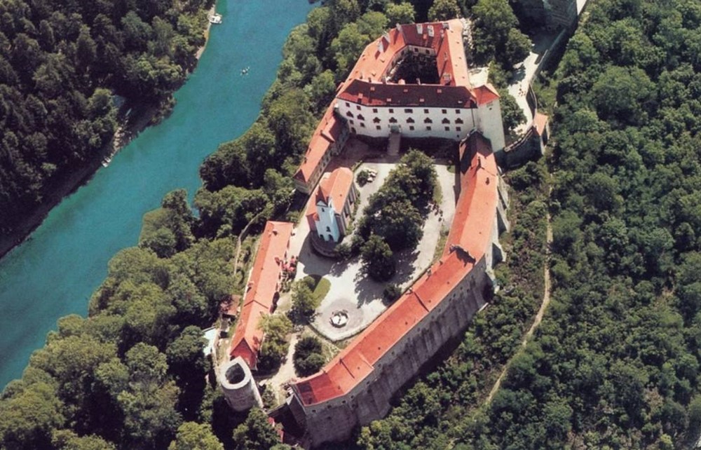 NOČNÍ PROHLÍDKY - PES BASKERVILLSKÝ