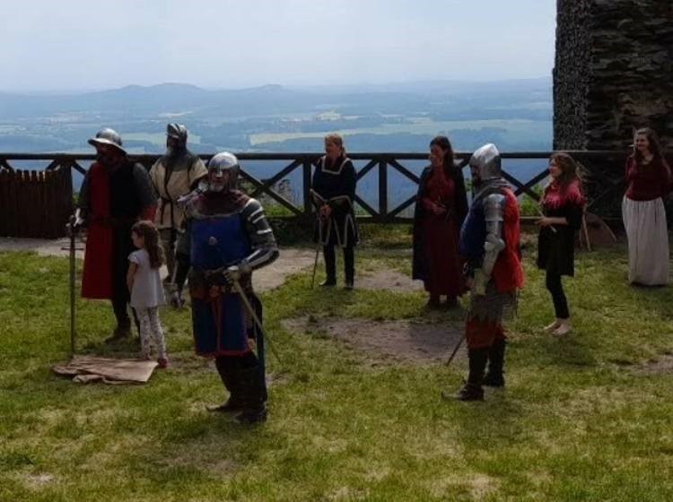 Přijďte se pobavit na Bezděz v sobotu nebo v neděli a prožijte se svými dětmi šermířský den na hradě