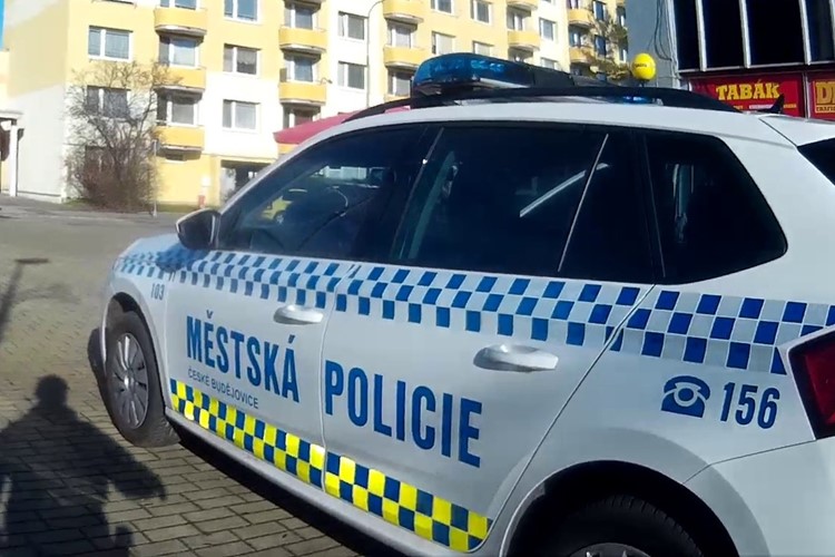 Věci létaly z oken panelového domu, majitel zůstal utajen