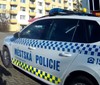 Věci létaly z oken panelového domu, majitel zůstal utajen