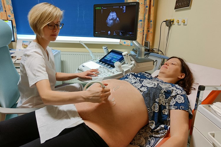 Nové ultrazvuky, kardiotokografy i operační vybavení. Gynekologicko-porodnické oddělení trutnovské nemocnice má nové přístroje za 19 milionů korun