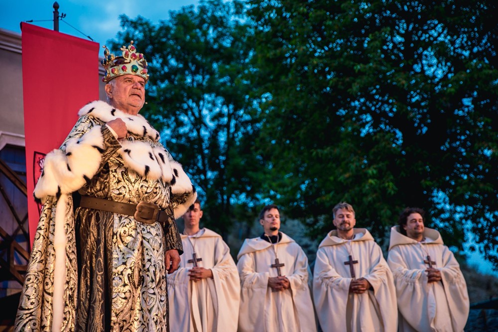 Petr Štěpánek s Davidem Kopeckým, Janem Musilem, Josefem Pejchalem a Ladislavem Špinerem v Noci na Karlštejně na Kunětické hoře.