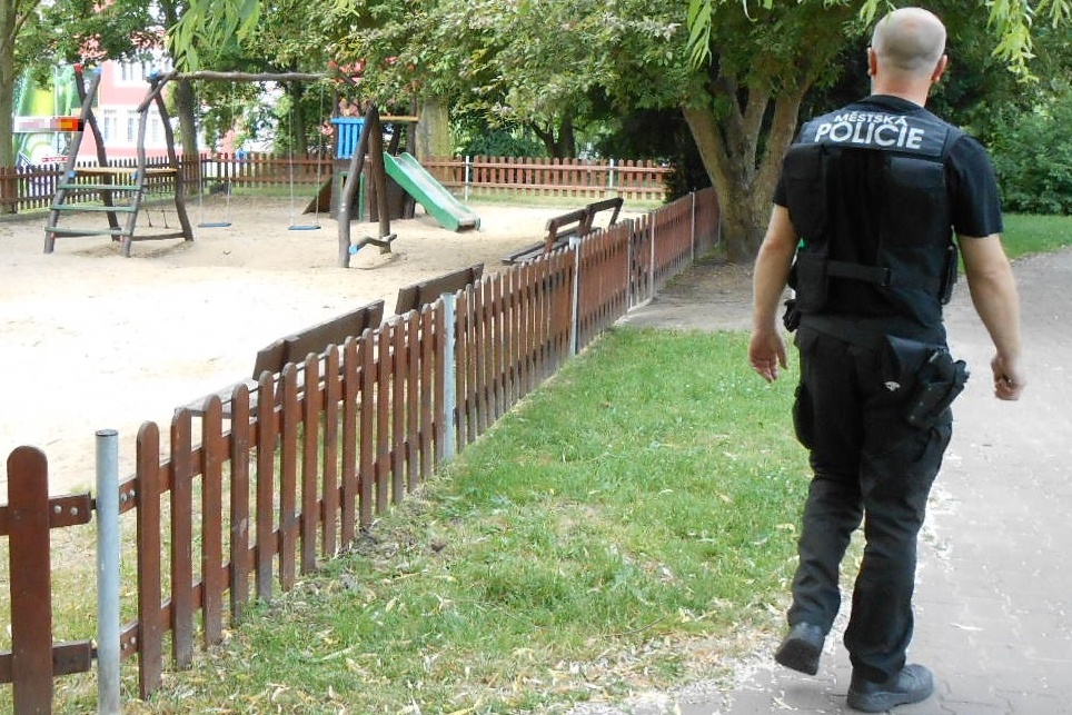 Strážníci se o víkendu zaměřili na kontrolu dětských hřišť 