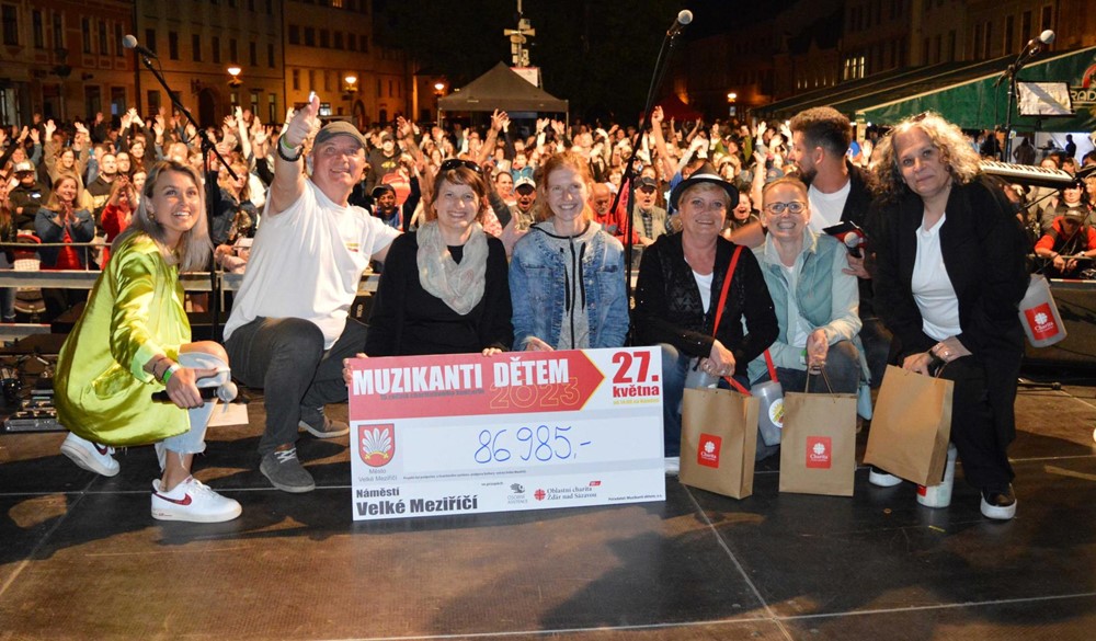 86 985 korun pro službu Osobní asistence Oblastní charity Žďár nad Sázavou vhodili do kasiček návštěvníci charitativního koncertu Muzikanti dětem v sobotu 27. května na velkomeziříčské náměstí. 