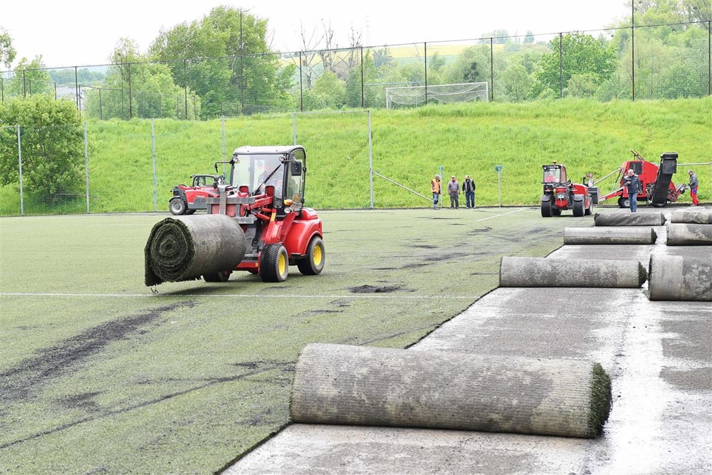 Valašskomeziříčská radnice zahájila v těchto dnech další část opravy fotbalového hřiště s umělou trávou v areálu letního stadionu.